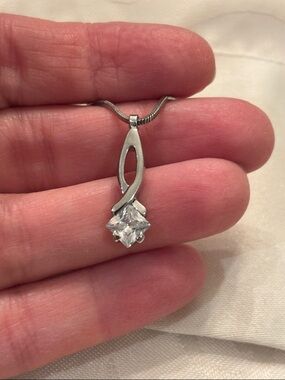 Elegant Silver Infinity Pendant Necklace with Clear Stone